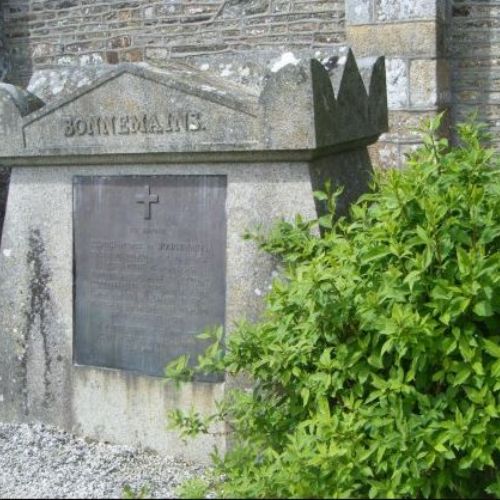Sépulture de BONNEMAINS au cimetière du Mesnil-Garnier © Généanet
