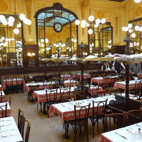 Bouillon Chartier historique -https://www.lesrestos.com/critiques/tous-les-gouts/passionnement/article/le-bouillon-chartier-fete-ses-120-ans-75009#google_vignette