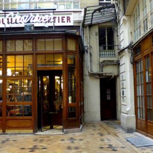 Chartier historique -https://www.lesrestos.com/critiques/tous-les-gouts/passionnement/article/le-bouillon-chartier-fete-ses-120-ans-75009#google_vignette